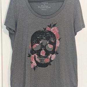 Torrid Charcoal Skull and Floral Tee Size 00